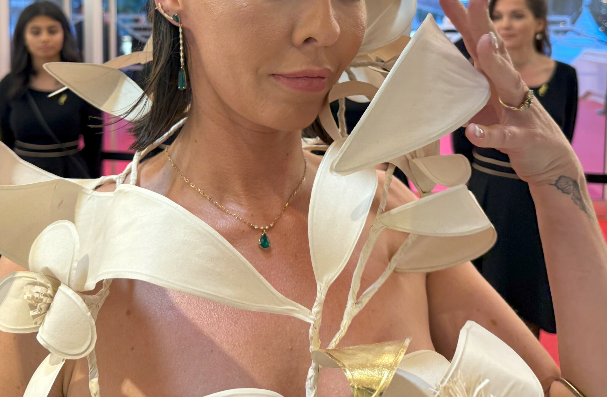 ©Frank Lupo - Bague, boucles d'oreilles et collier portés durant le Festival de Cannes 2025 sur le tapis rouge.